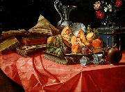 vasetto di fiori e teiera su tavolo coperto da tovaglia rossa Cristoforo Munari